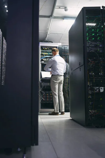 Погоне Высокоскоростным Интернетом Снимок Зрелого Мужчины Ноутбука Время Работы Серверной — стоковое фото