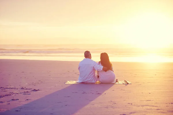 Zeit Für Eine Pause Ein Reifes Paar Entspannt Zusammen Strand — Stockfoto