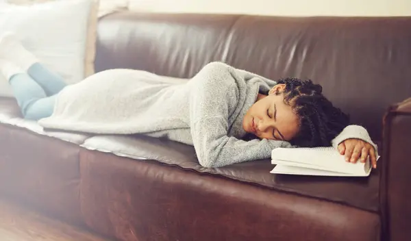 Läsning Hjälper Mig Att Sova Ung Kvinna Sover Sin Soffa — Stockfoto