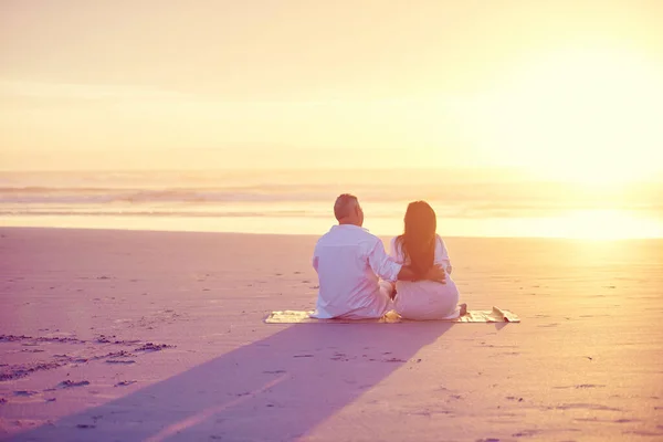 在海滩上退休比较好 一对成熟的夫妇一起在海滩上放松 — 图库照片