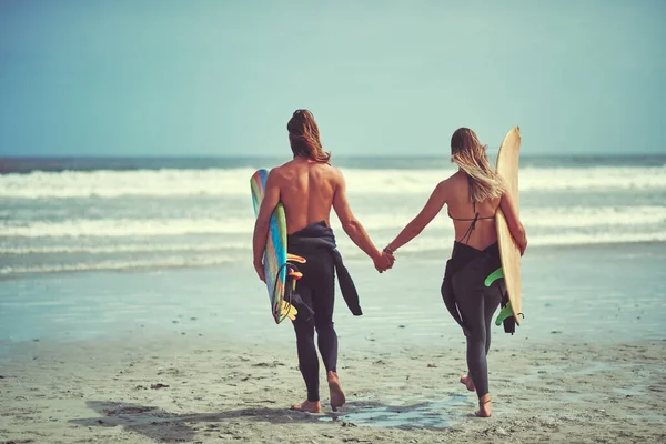 Bir Istek Değil Bir Ihtiyaç Sahilde Sörf Tahtasıyla Yürüyen Genç — Stok fotoğraf