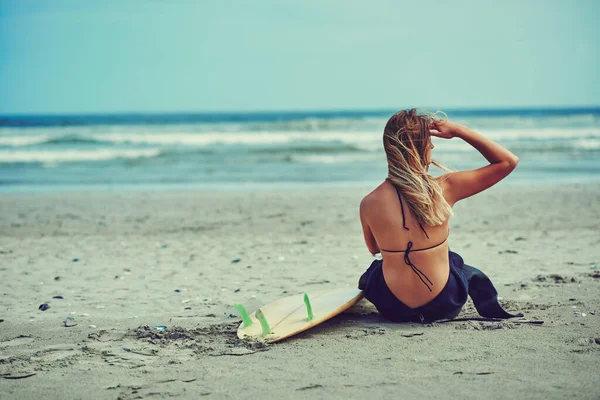 Durup Denizi Koklamak Için Zaman Ayırın Genç Güzel Bir Kadın — Stok fotoğraf