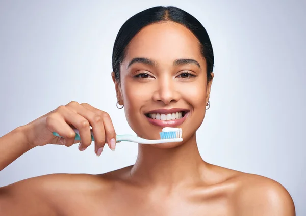 Mulher Escovação Dentes Retrato Estúdio Com Sorriso Para Auto Cuidado — Fotografia de Stock