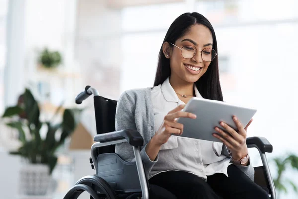 Szczęśliwy Czytelnik Kobieta Niepełnosprawnością Tablet Projektowania Graficznego Biurze Uśmiech Kreatywność — Zdjęcie stockowe