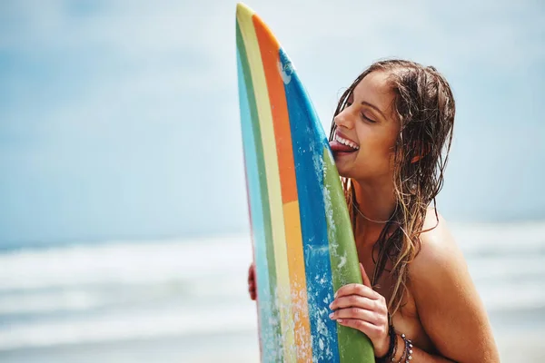 Now Thats Salty Attractive Young Woman Standing Beach Licking Her — Stock Photo, Image