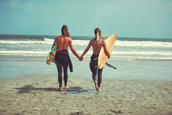 Surferzy Umawiają Się Surferami Młoda Para Spacerująca Plaży Deskami Surfingowymi — Zdjęcie stockowe