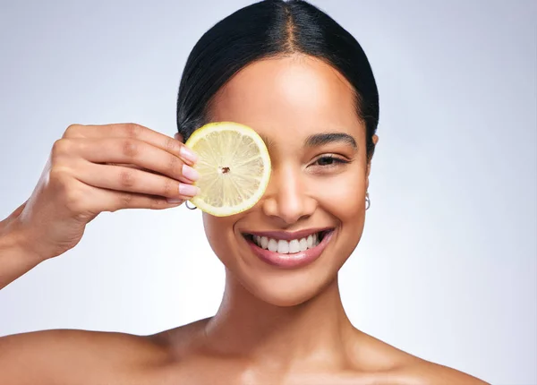 Kadın Cilt Bakımı Limon Stüdyo Resminde Gülümseme Mutluluk Beyaz Arka — Stok fotoğraf