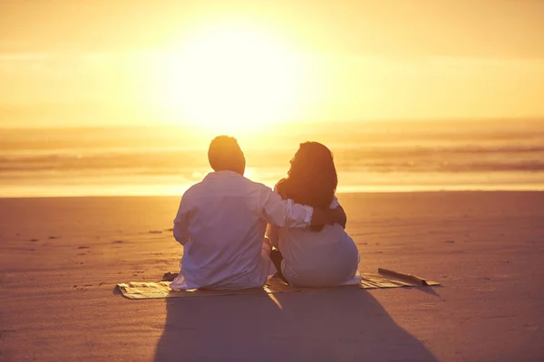 你和我在一起 日落会更好 一对深情的成熟夫妇坐在沙滩上欣赏夕阳西下的背景照片 — 图库照片