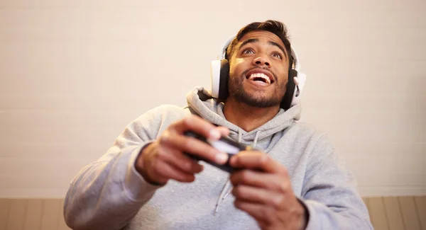 男は家でスポーツ オンラインストリーミングや幸せのためのビデオゲーム ヘッドフォンやコントローラを再生します 男性ゲーマー エンターテイメントと笑顔とゲームの競争に興奮 技術とサイバーストリーマー — ストック写真