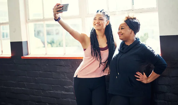 Fitness Selfie Spor Salonunda Egzersiz Yapmadan Önce Iki Neşeli Genç — Stok fotoğraf