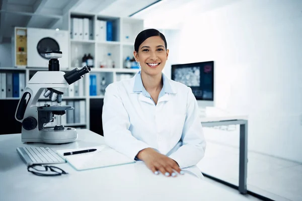 현미경을 여자가 시험을 실험실에 장비를 과학자의 — 스톡 사진