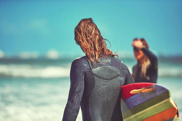 Allt Klart För Sommaren Ett Ungt Par Som Surfar Stranden — Stockfoto