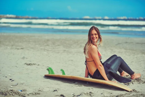 幸福は波に乗ってくる ビーチでサーフィンをしている美しい若い女性が — ストック写真