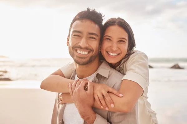 Retrato Abraço Casal Praia Com Felicidade Para Umas Férias Verão — Fotografia de Stock