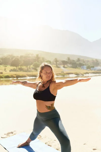 Een Mooie Jonge Vrouw Beoefenen Yoga Het Strand — Stockfoto