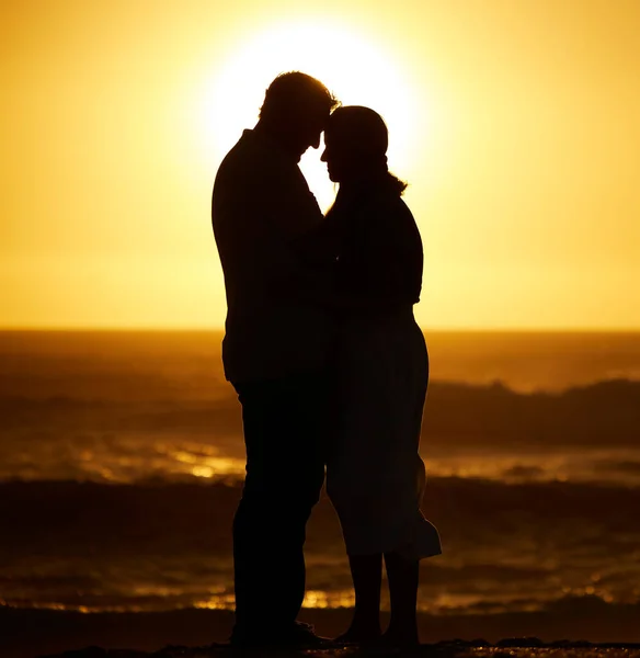 Siluet Çift Gün Batımında Plajda Aşk Tatil Dışarıda Tatil Için — Stok fotoğraf