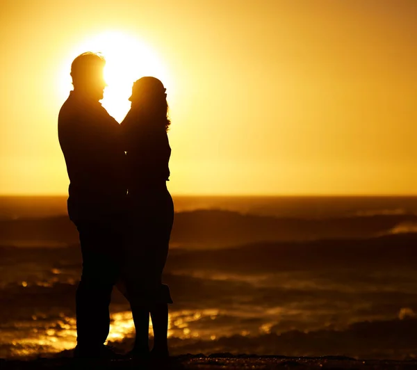情侣和拥抱日落在海滩度假 度假或户外模仿 浪漫的男人和女人 有着创造性的天空 爱的空间和海洋 影子艺术和旅行或自由 — 图库照片