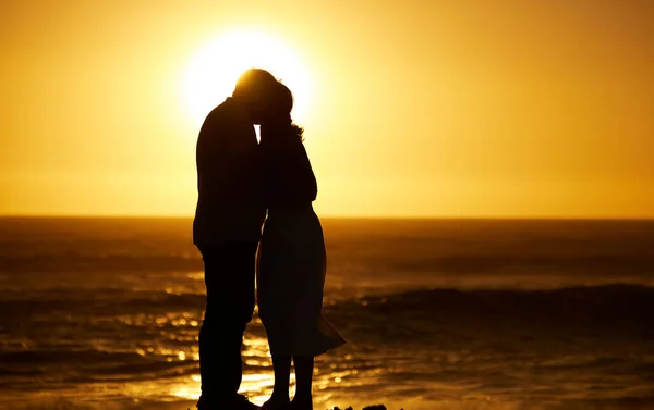カップル シルエット そして休暇 または屋外のモックアップのためにビーチで日没時にキスします 創造的な空 影の芸術と旅行の自由のためのケアと海と自然の中でロマンチックな男と女 — ストック写真