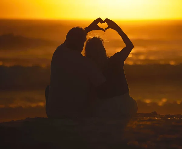 Silhouette Coppia Forma Cuore Tramonto Sulla Spiaggia Vacanze Vacanze Emoji — Foto Stock
