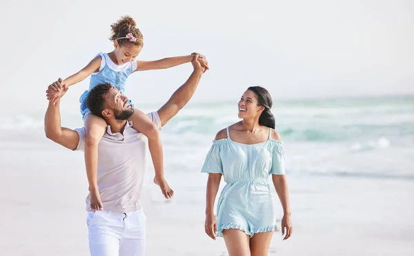 Händchenhalten Strand Oder Eltern Die Mit Einem Glücklichen Kind Spazieren — Stockfoto