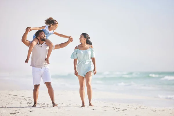 Κρατώντας Χέρια Την Παραλία Τους Γονείς Περπατώντας Ένα Κορίτσι Για — Φωτογραφία Αρχείου