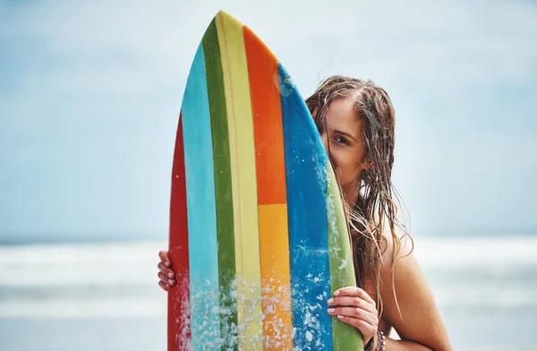 波に乗る時間だ サーフボードのあるビーチに立つ魅力的な若い女性は — ストック写真