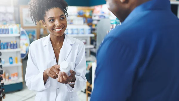 Спробуйте Обіцяю Відчуєте Різницю Жіночий Фармацевт Який Допомагає Клієнту Аптеці — стокове фото