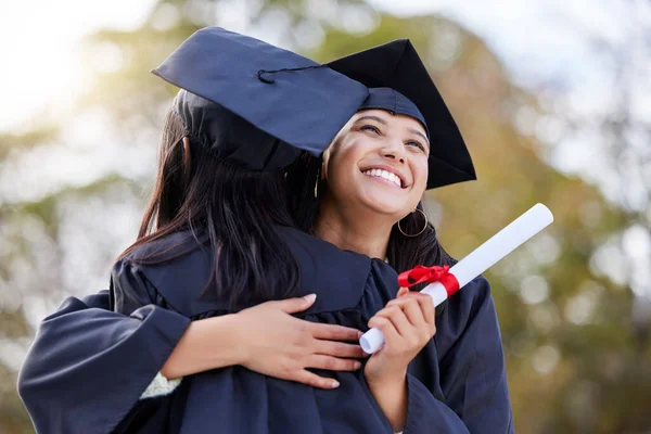 卒業式 女性の友人は キャンパス内の大学イベントでお祝いのために抱擁 奨学金の達成を支援するために 女性学生と一緒に卒業証書と抱擁 — ストック写真