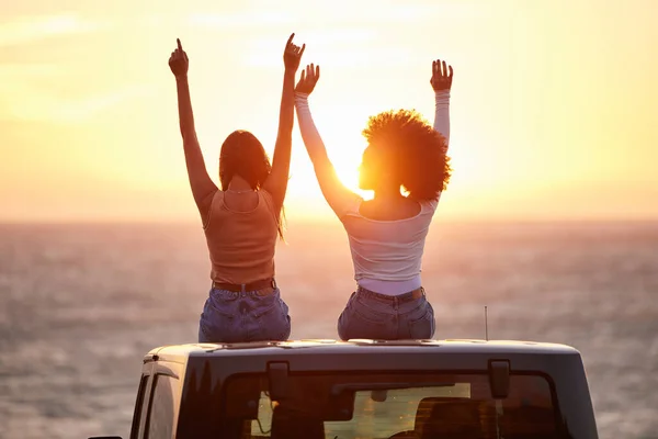 Zonsondergang Vrouwen Zittend Een Auto Aan Het Strand Met Achteraanzicht — Stockfoto