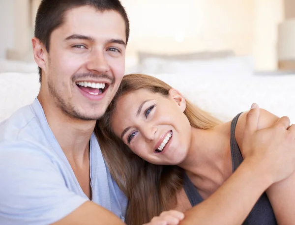 一緒に笑ってる コンテンツ若いカップルが幸せにリラックス — ストック写真