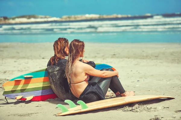 Summer Den Tillsammans Ett Ungt Par Som Surfar Stranden — Stockfoto