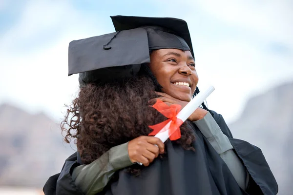 卒業抱擁 奨学金 達成または学校の成功のための証明書を持つ教育と女性 大学の卒業証書を祝うために笑顔で抱きしめる幸せな 愛情と友人や学生 — ストック写真