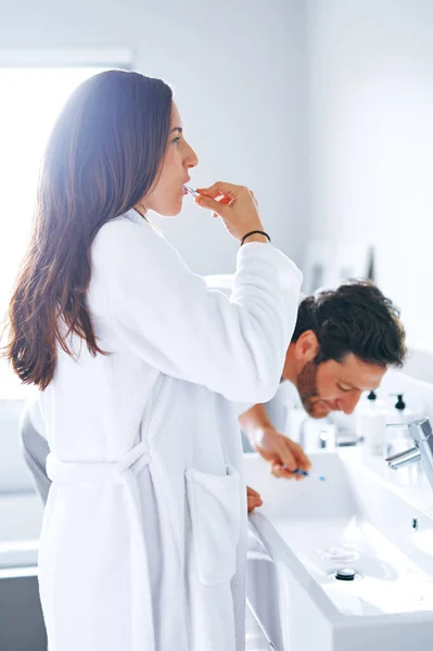 Getting Fresh Ready Day Couple Brushing Teeth Bathroom Home Together — Stock Photo, Image