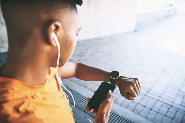 Juntando Tecnologia Para Enfrentar Desafio Treino Homem Emparelhando Seu Relógio — Fotografia de Stock
