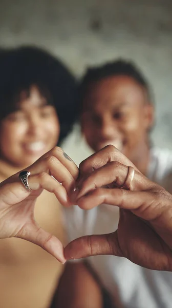 Zachowaj Miłość Swoim Sercu Zbliżenie Młodą Parę Tworzącą Kształt Serca — Zdjęcie stockowe