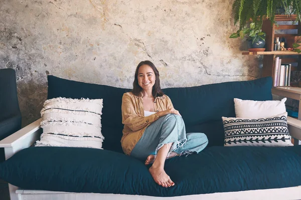 Just Thats Just Fine Portrait Young Woman Relaxing Sofa Home — Stock Photo, Image