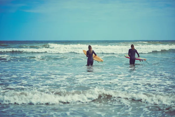 Szörfözés Rajta Volt Páros Bakancslistájukon Egy Fiatal Pár Szörfözik Strandon — Stock Fotó