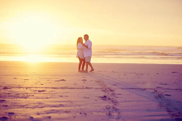 慢慢地在沙滩上跳舞 夕阳西下 一对深情的成熟夫妇在海滩上跳舞时的全景镜头 — 图库照片
