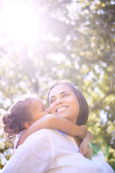 Család Gyermek Anya Csókolni Szabadban Természetben Nyári Szórakozás Boldogság Szeretet — Stock Fotó