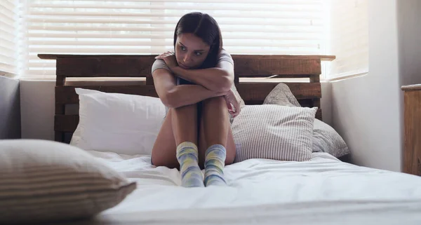 压力和女人在床上想问题 伤心或精神健康在家里 恐惧和女性患者 患有忧郁症 悲伤或伤心 在卧室里孤独且偏执 — 图库照片