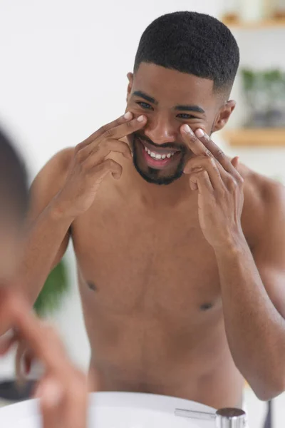 Mutlu Bir Adam Yüzü Yüzü Ayna Yüz Bakımıyla Dolu Sabah — Stok fotoğraf