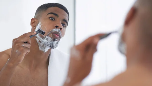 男は自宅で朝のルーチン中に クリーム ミラーと美しさ 衛生とグルーミングのための脱毛でシェービングしています バスルームに男性の人 剃刀を剃るし 新鮮できれいなスキンケアで泡 — ストック写真