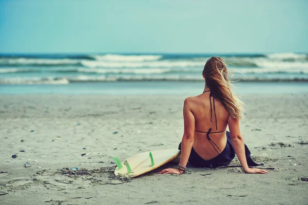 海を彫る ビーチでサーフィンをしている美しい若い女性が — ストック写真
