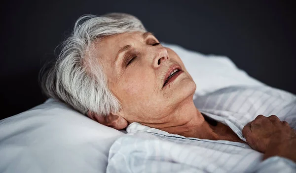 Her Body Deteriorating High Angle Shot Sickly Senior Woman Lying — Stock Photo, Image