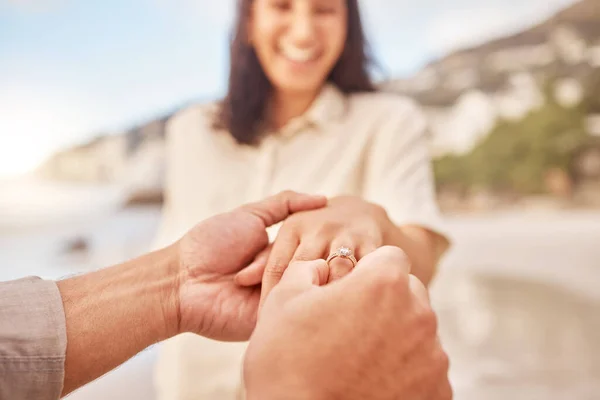 Ποβ Αρραβώνας Και Γυναίκα Δαχτυλίδι Στο Χέρι Στην Παραλία Χαμόγελο — Φωτογραφία Αρχείου