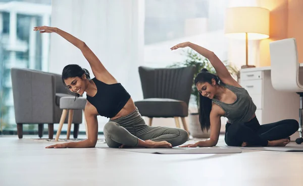 Donne Esercizio Yoga Amici Insieme Una Casa Con Felicità Salute — Foto Stock