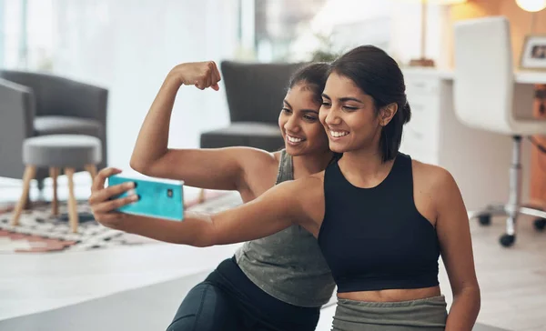 フィットネス 友人やソーシャルメディアの記憶や投稿のために自宅で一緒に女性の強い筋肉の自撮り インドの姉妹や影響力の更新のための写真を持つ女性の家族 ワークアウトのモチベーションや結果 — ストック写真
