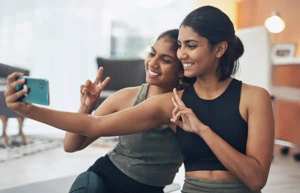 Fitness Sinal Paz Selfie Mulheres Juntos Casa Para Memória Mídia — Fotografia de Stock