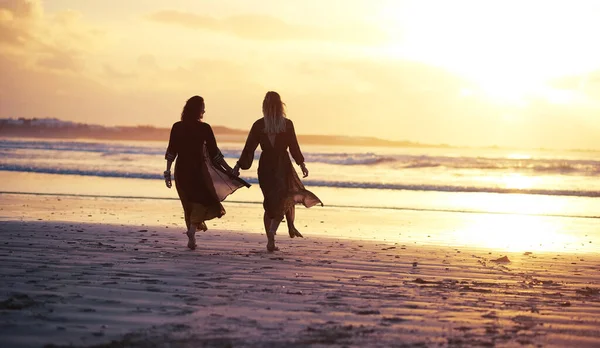 魂を見つける方法を失う 2人の若い女性が日没時にビーチで過ごし — ストック写真