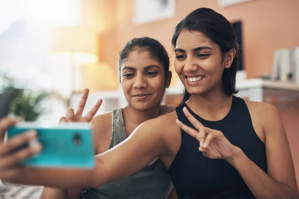 Sinal Paz Selfie Exercício Mulheres Juntos Casa Para Memória Mídia — Fotografia de Stock